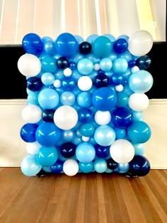 blue and white balloons are arranged in the shape of a square