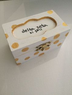 a white box with gold polka dots on it and a sign that says delito - zero