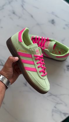 not my photo Adidas Shoes Aesthetic, Pretty Sneakers, Trendy Shoes Sneakers, Embellished Shoes, Moda Chic, Adidas Girl