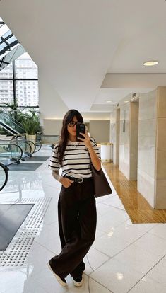 Cropped Pants Outfit, Minimalist Clothes, Cropped Linen Pants, Style Mistakes, Black Linen, Classy Women, Basic Style, Mom Style, Pants Outfit