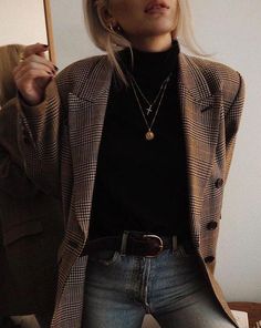 Turtleneck Sweater Outfit, Cool Girl Outfits, Black Turtleneck Sweater, Fashion Shorts, Effortless Outfit