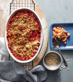 a casserole dish with fruit and oatmeal crumbled on top