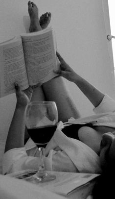 Boudiour Poses, Wine Photography, Body Art Photography, Woman Wine, A Glass Of Wine, Glass Of Wine, Reading Books