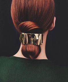 A must have staple, this dynamic metallic barrette will complete your modern sleek look. Clip it into your messy mane or slick back your hair into a chic chignon, either way you will always be winning. As seen on Kristen Bell 14 K Gold Plate Made in NYC Luxury Hair Accessories, Practical Wedding, Hair Arrange, Luxury Hair, Hair Pin, Great Ideas, Model Hair, New Year's, Hair Jewelry