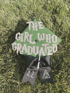 #harrypotter #theboywholived #graduation graduationcap #crafting Slytherin Graduation Cap, Tinker Bell Graduation Cap, Graduation Cap Ideas Harry Potter, Graduation Cap Designs Green, Harry Potter Cap Decoration Graduation, Harry Potter Graduation Cap Ideas, Harry Potter Graduation Cap Designs, Cap Decoration Graduation High School, Harry Potter Graduation Cap