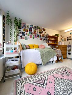 Colorful, cute, bright, dorm, freshman, artsy, poster, vines, records Dorm Decor Ideas Minimalist, Retro Dorm Room, Cozy Dorm, Teenage Room Decor, Dorm Room Styles