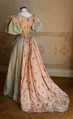 Evening dress, circa 1895, Abiti Antichi (back) Old Dress, 1800s Fashion, Edwardian Dress, 19th Century Fashion, Old Dresses, Victorian Clothing, Antique Dress