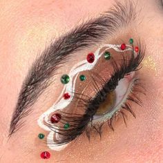 𝔾𝕣𝕒𝕔𝕖 on Instagram: "🍒Fruit Cake🍒 (( Day 1 ‘TIS THE SEASON Y’ALL🎄 my amazing beautiful girlfriend @masky_mask made a monthly challenge for me! Each day I’m going to attempt to create a holiday look based off of her list! If anyone wants to do this challenge then buckle up with me y’all cause this road is BUMPY✊ use #gcglowsdecember if you’re interested!)) 🛍 @bluntlyychic 15% DSC - GCGLOWS lashes: “Trixie” 🛍 Eyeshadow: @colourpopcosmetics “Send Nudes” (pressed powder palette) & “U Slay Christmas Eye Makeup Ideas, Christmas Eyeliner, Holiday Makeup Christmas, Holiday Eye Makeup, Christmas Makeup Ideas, Xmas Makeup, Christmas Eyeshadow, Holiday Eye, Christmas Eye Makeup