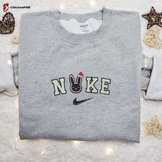 The Nike Christmas x Bad Bunny Oasis Embroidered Sweatshirt is the ultimate festive fashion statement. Made with premium materials, this sweatshirt showcases an intricately embroidered design inspired by the holiday season and the iconic Bad Bunny. Its cozy and comfortable fit ensures warmth and style, making it the perfect gift for yourself or your loved ones. Embrace the holiday spirit with this limited edition sweatshirt and stand out from the crowd. Get ready to spread joy and cheer with the Nike Cartoon, Nike Inspired, Vanellope Von Schweetz, Jessie Toy Story, Best Family Gifts, Maroon Hoodie, Cartoon Disney, Dead Pool, Maryland Terrapins