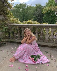 Holding Flowers Pose, 17. Geburtstag, Summer Board, Prom Poses, Twisted Series, Prom Photos, Dress Aesthetic, Princess Aesthetic, Spring Aesthetic