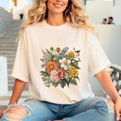 Nature tank top, nature short sleeve t-shirt, Camiseta de flores silvestres, camisa de flores silvestres, camiseta floral, camisa de flores, regalo para mujeres, camisas de dama, regalo para mejores amigas Nuestras camisetas unisex son de alta calidad, SÚPER suaves y SÚPER cómodas. Están hechas de 100 % algodón. Las camisetas jaspeadas son una suave mezcla de algodón y poliéster. ¡Usamos BELLA+CANVAS para nuestras camisetas! FABRICACIÓN * Colores lisos: 100 % algodón hilado en anillo * Colores j Nature Tank, Floral Shirt Women, Bohemian Flower, Bohemian Flowers, Rose T Shirt, Gift For Best Friend, Women's T Shirts, Retro Flowers, Boho Floral