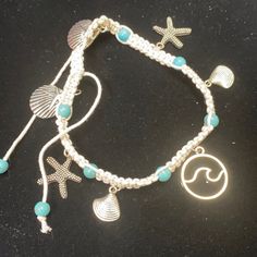 Cute Adjustable Bracelet Is Made With Seashell And Starfish Charms. Perfect Gift For Any Ocean Lover. Ocean Themed Jewelry, Bracelets Beachy, Sea Glass Crafts Jewellery, Seashell Bracelet, Turtle Bracelet, Sea Glass Crafts, Ocean Jewelry, Outfits I Would Wear, Sea Theme