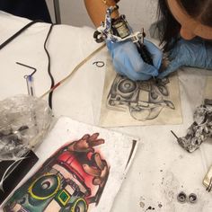 Las primeras sombras de cristinaya se ve que se le va a dar biencursotatuaje cursotattoocursodetattoo4its tip tips barcelona bcn academia cursotattoobcndraw tattoopractica 4ideastattooschool aprendeatatuar aprendiz tattoobcn tattoo tatuaje tatuajem tattooist bcntattoo tattooline tattooaprendiztattooapprenticetatuador cursotatuajebarcelona cursomicroconsell81 artcrafts newtattooworkers Tattoo School, Black Color Hairstyles, Learn To Tattoo, Hairstyles Black Hair, Tattoo Apprenticeship, Tattoo Line, Color Hairstyles, Digital Nomad Life, Female Tattoo Artists