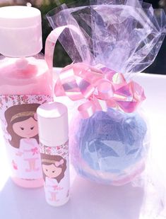 What's more fun than a girls spa / birthday party! Need a different label/ hair or skin  tone to match your theme? Send me a message! I will be happy to help These cute party favors will just right for your little girls next Birthday party. Fully customizable  Want add on? Send me a message. Soap add on is $1.25 for 1oz each                           $2.25 for2oz each                   $4.00 4oz full size bar each What's included in each favor: 1- 1oz bottle of lotion  1- Bubble bath 1 bath bomb Cat Birthday Party Invitations, Slumber Party Favors, Princess Favors, Spa Party Favors, Daisy Party, Girls Party Favors, Baby Boy Shower Favors, Spa Birthday Parties, Baby Shower Favors Girl