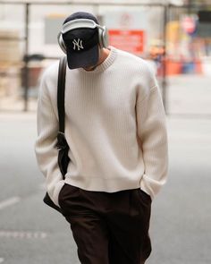 Apple Headphones, Sweater Outfits Men, Mens Smart Casual Outfits, Music Beats, Classy Outfits Men, Street Style Outfits Men, Fall Outfits Men, Men Stylish Dress