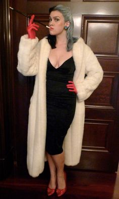 Cruella Deville Coat, Movie Character Halloween Costumes, Movie Character Halloween, Character Halloween Costumes, Disney Characters Costumes, Halloween Coustumes