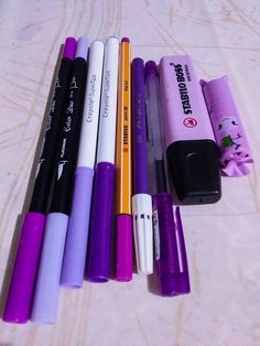 several pens are lined up next to each other