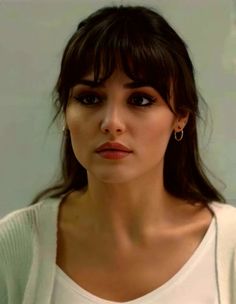 Blair Waldorf Bangs, Elegant Bangs Hairstyle, 60s Bangs Short Hair, Fringe Small Forehead, Weak Jawline Hairstyles, Hande Ercel Bangs, Anne Hathaway Hair Bangs, Long Hairstyles With Bangs Round Face, Bangs For Diamond Face