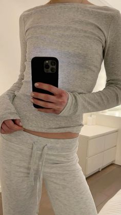 Aeroplane Outfit, Flight Outfit Airport Style, Airport Outfit Spring, Travel Outfits For Women, Comfortable Airport Outfit, Best Travel Outfits For Women, Chic Airport Outfit, Airport Outfit Ideas, Sweatpants Outfit Ideas