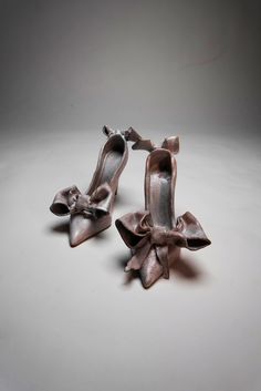 Darling Bow Shoes    Handmade in Los Angeles in 2021. Ceramic One of a kind. Love, Lexis Ceramic Shoe, Ceramic Bust, Ceramic Shoes, Bow Art, Horseshoe Art, Ceramic Platters, Custom Horse, Shoes Handmade, Bow Shoes