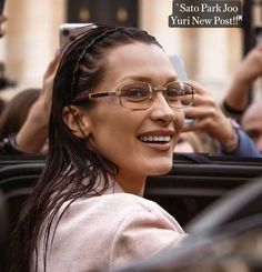 Victoria Beckham Fashion Show, Victoria Beckham Fashion, Beckham Fashion, 90s Glasses, Victoria Beckham Style