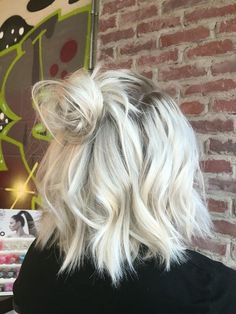 Platinový Blond, Short Platinum Blonde Hair, Platinum Blonde Hair Color, Bleach Blonde Hair, Blond Balayage, Shadow Root, Balayage Blonde, Bleach Blonde, Platinum Blonde Hair