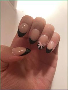 Round Summer Nails Acrylic, French Manicure With Bow, Cute Bow Nails Almond, Bow Short Nails, Easy Coquette Nails, Cute Black Nails Ideas Simple, Round Nail Inspiration, Coquette Bow Nails, Coquette Nails Almond