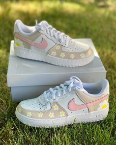 Nike Shoes Ideas, Cute Jordans, Pretty Sneakers, Custom Shoes Diy, Preppy Shoes, Pretty Shoes Sneakers, Custom Nike Shoes, All Nike Shoes, Shoes Ideas