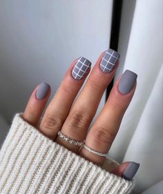 Classy Black Nails, Grey Gel Nails, Light Gray Nails, Grey Matte Nails, Grey Nail Designs, Square Nail Designs, Plaid Nails, Short Square Nails, Matte Nails Design