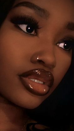 Nose Piercing On Dark Skin, Makeup Ideas Y2k Black, Black Eye Reference, Unapproachable Makeup Look, Piercings Black Women, Two Nose Piercings, 90’s Makeup, Black Lip Liner, Nose Hoop Piercing