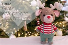 a crocheted reindeer is standing in front of a christmas tree with the words haken on it