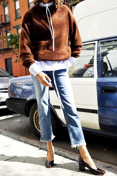 A sweater is worn layered over a striped shirt, paired with frayed-hem jeans and pumps Pump Heels Outfit, Tumblr Fall Outfits, Bulky Sweater, Fashion Gone Rouge, Pump Heels, Frayed Jeans, Street Chic, Vogue Paris