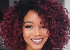 Mantendo a raiz escura, é possível experimentar todos os tons de ruivo no seu cabelo Short Curly Burgundy Hair, Curly Hair Color Ideas Red, Maroon Curly Hair, Curly Hair Color, Biolage Hair, Hair Color Mahogany, Mahogany Hair, Which Hair Colour