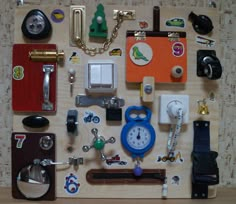 there are many different items on the board together, including keys and other things to do with them