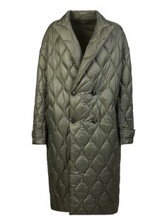 Long oversized coat. Quilted. Classic colla. Peaked lapels. Double Breasted. Front button fastening. Two side slit pockets. Slit on the rear. Colore: olive green Made in Italy Material: 100% Nylon Product code:178752 Brand code:PF22WOL005 NYL 351 Quilted Long Coat, Long Green Coat, Long Quilted Coat, Rocker Chic, Checkered Shirt, Oversized Coat, Green Coat, Quilted Coat, Outerwear Coats