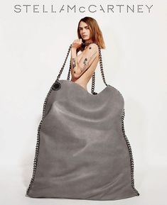 Falabella Bag, Celebrity Music, Stella Mccartney Falabella, Stella Mccartney Bag, Designer Tote Bags, Top Design Fashion, Platform Espadrilles, Gala Dresses, Vogue Magazine