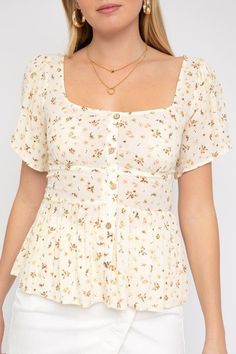 Floral sweetheart neckline top with a button-down feature and short sleeves. Flare out hem on bottom. Recommended sizing 2-4 S, 6-8 M, 10-12 L Sweetheart Neckline Top, Ditsy Floral Top, Ditsy Print, Babydoll Style, Stylish Blouse, Love Clothing, Peplum Blouse, Hem Top, Spring Tops