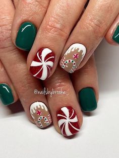 Christmas Nails Gingerbread House, Christmas Gel Nails 2023, Ginger Bread Man Nail Art, Gingerbread And Candy Cane Nails, Candy Cane Toes Nails, Candy Christmas Nails, Short Nails Art Winter, Christmas Nails Fun, Ginger Bread Nails Design