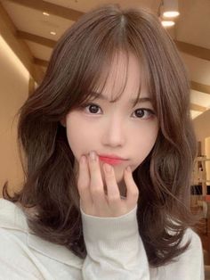 Medium to Long Wavy Hair (Flower Perm) Hairstyles Ulzzang, Korean Pixie, Pop Hairstyles, Block Haircut, Korean Bob, Korean Perm, Bangs Undercut, Haircut Layered, Shaggy Cut