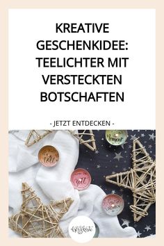 Kreative Geschenkidee mit Teelichtern und versteckten Botschaften auf einem Tisch.