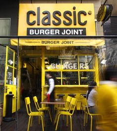 Small Restaurant Interior, Classic Burger, Design Cafe, Small Restaurants, Cafe Shop Design, Burger Restaurant, Design Restaurant