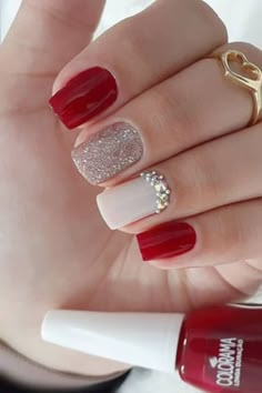 Cor do esmalte: PAIXÃO. Se você tem o hábito de roer as unhas ou simplesmente não tem tempo para mantê-las sempre bonitas, as unhas de gel também são uma ótima opção. Elas são fáceis de cuidar e, além disso, deixam suas mãos com um aspecto mais sofisticado. SAIBA MAIS… Nail Art Simple Elegant Natural, Nails Almond Valentines, Nail Art Aesthetic Pastel, Nail Art Simple Elegant Classy, Almond Valentines Nails, Nail Art Simple Elegant, Short Valentines Nails, Gel Short Nails, Nail Art Cat Eye