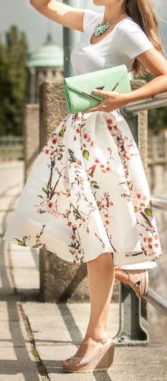 Fashion trends | White tee, floral printed midi skirt, sandals, mint clutch, necklace Rok Midi, Fest Outfits, Peplum Tops, Cute Spring Outfits, Skirt Maxi, Mode Casual, Plaid Skirt