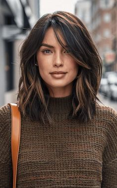 Warmes Brünett mit subtilen Highlights Rambut Brunette, Shoulder Length Hair Cuts, Haircuts For Medium Hair, Hair Color And Cut, Hair Envy, Shoulder Length Hair, Medium Length Hair Cuts