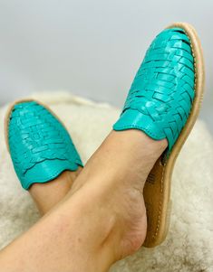 Green Casual Mules With Leather Footbed, Casual Green Mules With Leather Sole, Casual Adjustable Closed Toe Mules, Casual Beach Huaraches With Removable Insole, Casual Huaraches With Removable Insole For Beach, Casual Blue Huarache Sandals For Spring, Green Casual Huaraches With Round Toe, Casual Green Huaraches With Round Toe, Adjustable Casual Huaraches For Spring