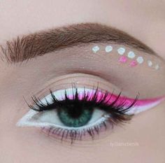 Fun Eyeliner Looks, Pink And White Makeup, Eyeliner Cateye, Fun Eyeliner, Color Eyeliner Makeup, White Eyeliner Makeup, Eye Makeup Stencil, Pink Eyeliner