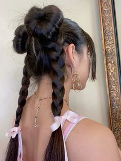 double bun hanging braids Sailor Moon Inspired Hair, Heart Buns Hairstyle, Sailor Moon Hairstyle, Earthy Baddie, Valentine Hairstyle, Cultural Hairstyles, Heart Buns, Hairstyle Bangs, Sailor Moon Hair