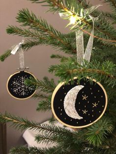 Christmas Decoration for the home. Embroidered Moon and Stars Christmas tree decoration with shining bead detail. This Christmas tree decoration is a 3 inch hoop with silver organza ribbon tie. The moon is embroidered with white thread and the stars are gold metallic thread on black cotton and the back of the hoop is backed with black felt and gold metallic thread. The beads on the moon and the stars glimmer with rainbow colours in the Christmas tree lights!  This is the perfect decoration for a Moon Ornament Diy, Stars Christmas Tree, Embroidered Moon, The Moon And The Stars, Stars Necklace, K Crafts, Ideas Navidad, Christmas Tree Lights, Ribbon Christmas