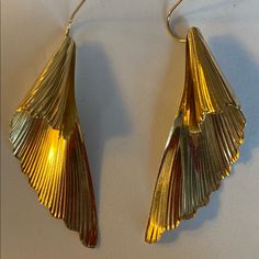 Beautifully Handmade 14kt Free Form Leaf/Feather Vintage 1980’s Dangle Earrings On A Wire Lightweight But An Artistic Statement Excellent Conditionmake Me A Reasonable Offer!! Elegant Evening Jewelry With Feathers, Elegant Feather Jewelry For Evening, 1980 Jewelry, Adjustable Artistic Yellow Earrings, Bohemian Gold Leaf-shaped Jewelry, Nature-inspired Gold Leaf-shaped Earrings, Bohemian Leaf-shaped Brass Jewelry, Yellow Gold Leaf-shaped Brass Earrings, Abstract Leaf