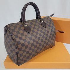 Incontournable et intemporel sac à main en toile damier ébène. Porté main avec sa double poignée en cuir, fermeture zippée et doublure intérieure en toile rouge. État : B - Très bon état Matière : Toile enduite damier et cuir Couleur : Ébène Dimension 30×20×17cm Speedy 30, Timeless Handbag, Hermes Bags, Bags Designer Fashion, Exclusive Bag, Fendi Bags, New Bag, Prada Bag, Louis Vuitton Neverfull